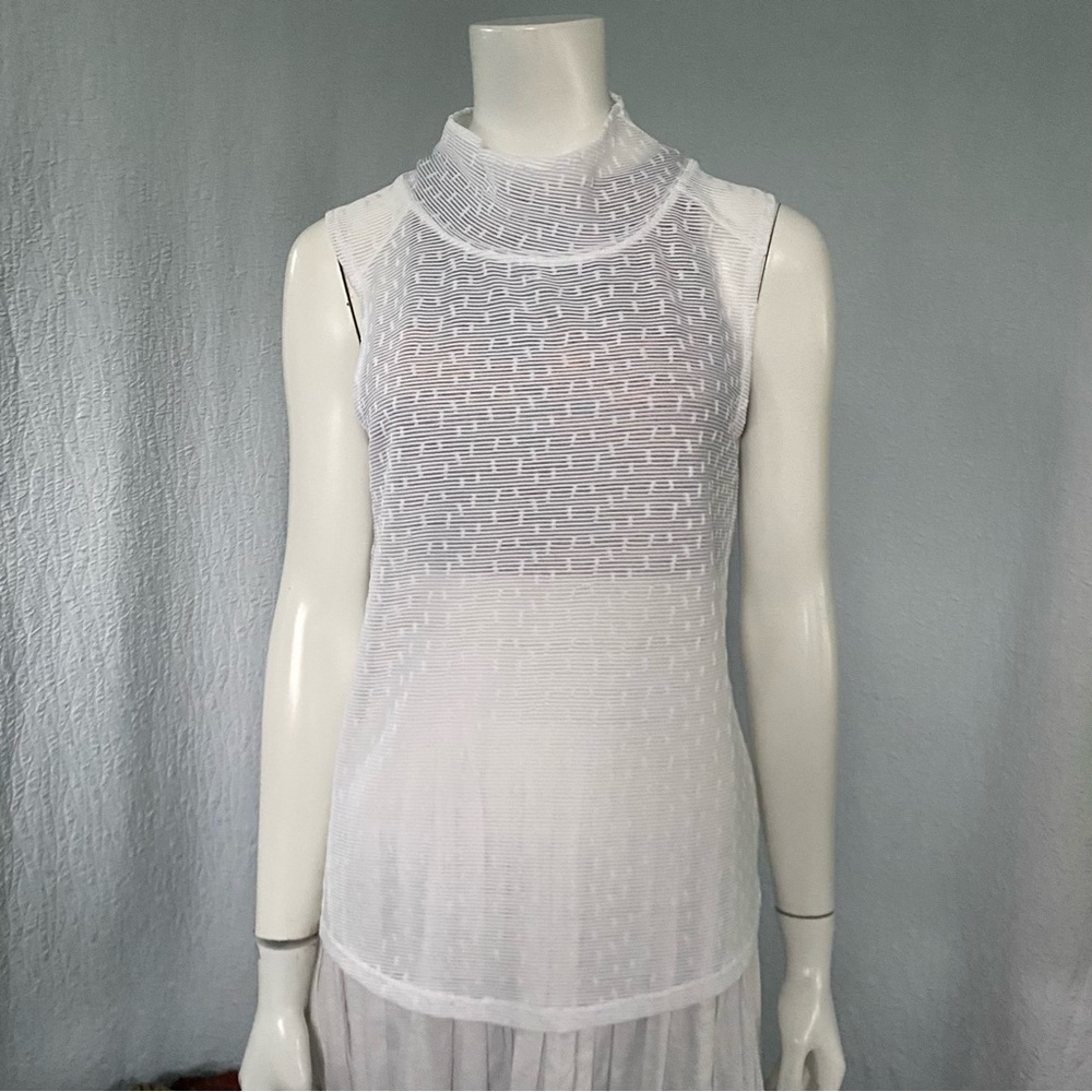Oiselle NWOT White Textured Sleeveless Top